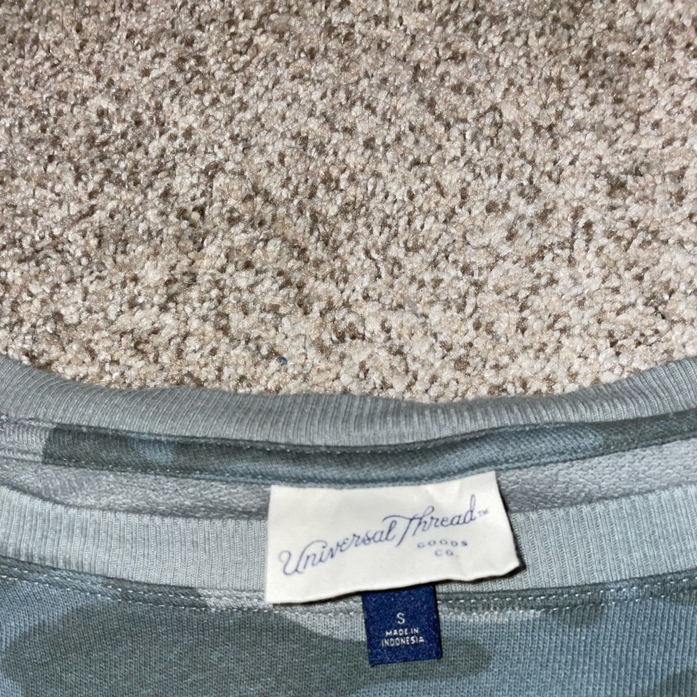 Universal Threads small crew neck